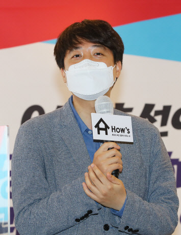 이준석 전 최고위원이 지난 22일 서울 여의도 정치카페 '하우스'에서 열린 신인 당대표 출마자 초청 토론회에서 자기소개를 하고 있다.   연합뉴스